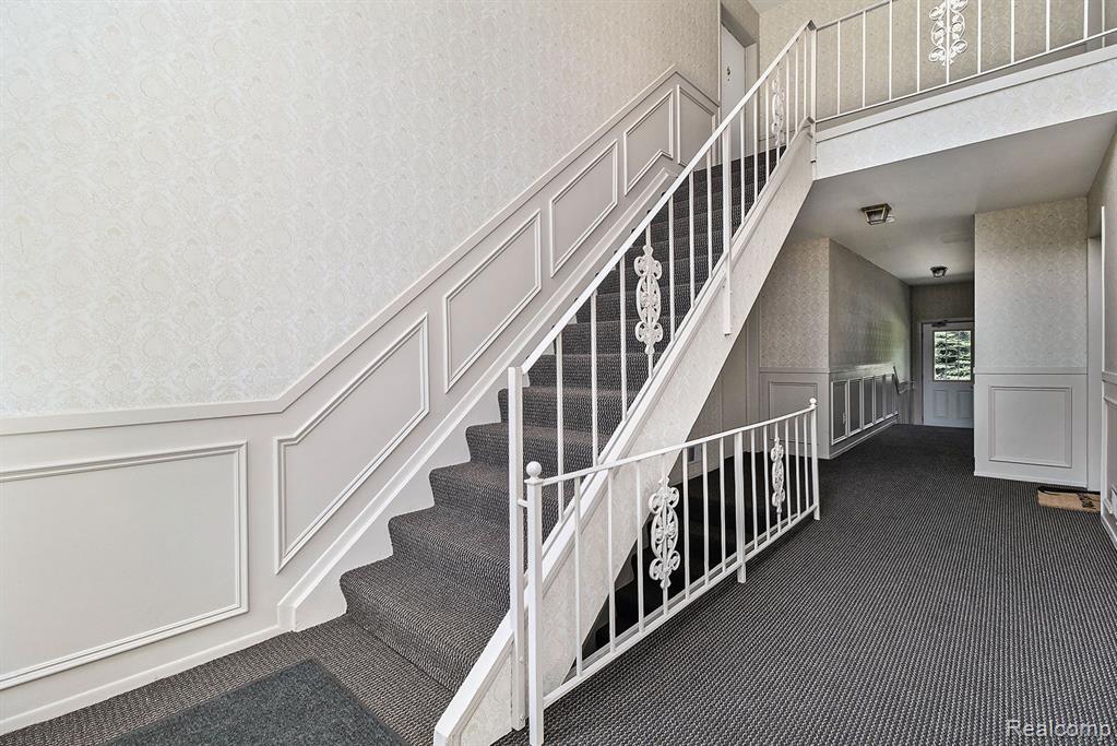 654 E FOX HILLS Drive, Bloomfield Hills, MI 48304 — Photo 3