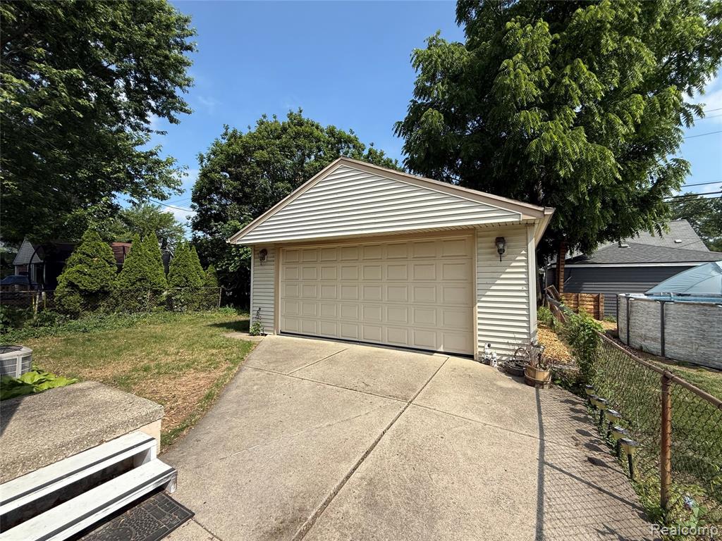 400 W Hudson Avenue, Madison Heights, MI 48071 — Photo 2
