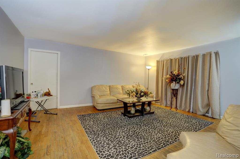 4048 W CARPENTER Road, Flint, MI 48504 — Photo 4
