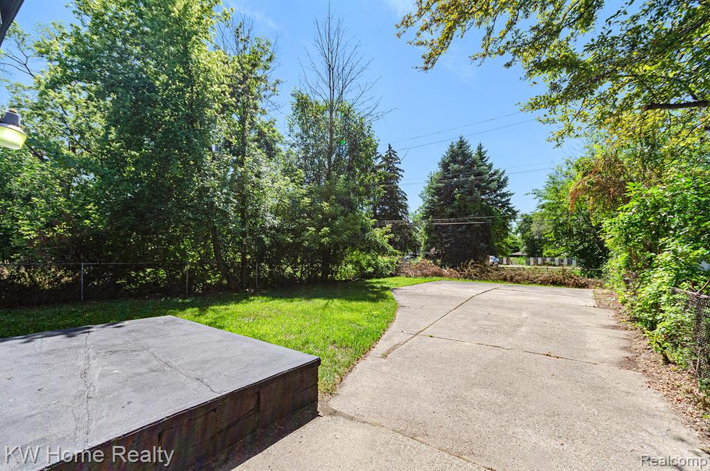 8051 Ashton Avenue, Detroit, MI 48228 — Photo 14