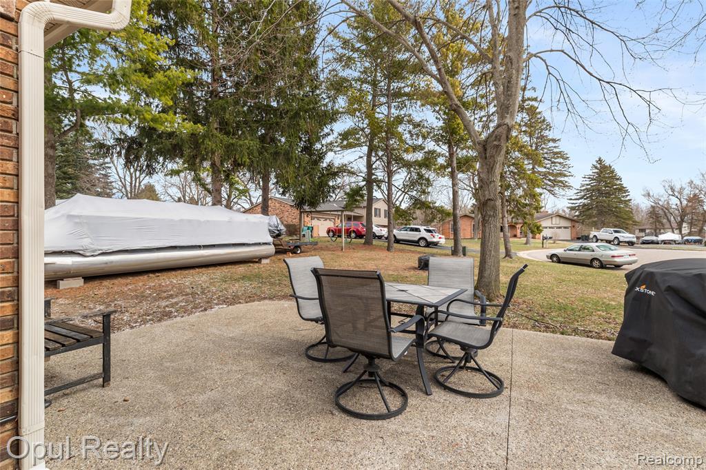 4748 Ravinewood Drive, Commerce Twp, MI 48382 — Photo 35