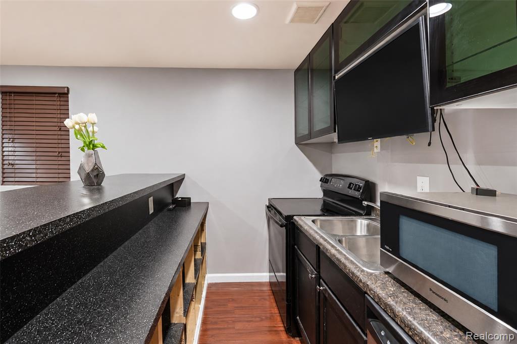 45149 Bartlett Drive, Novi, MI — Photo 48