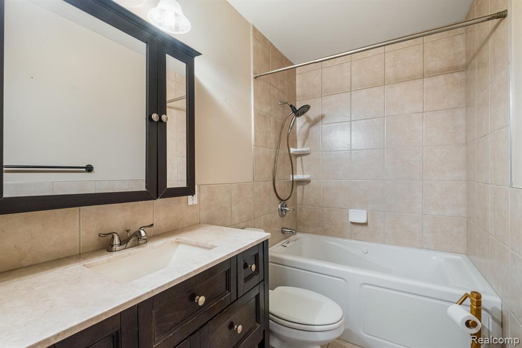 9140 Chelmsford Drive, Swartz Creek, MI 48473 — Photo 11