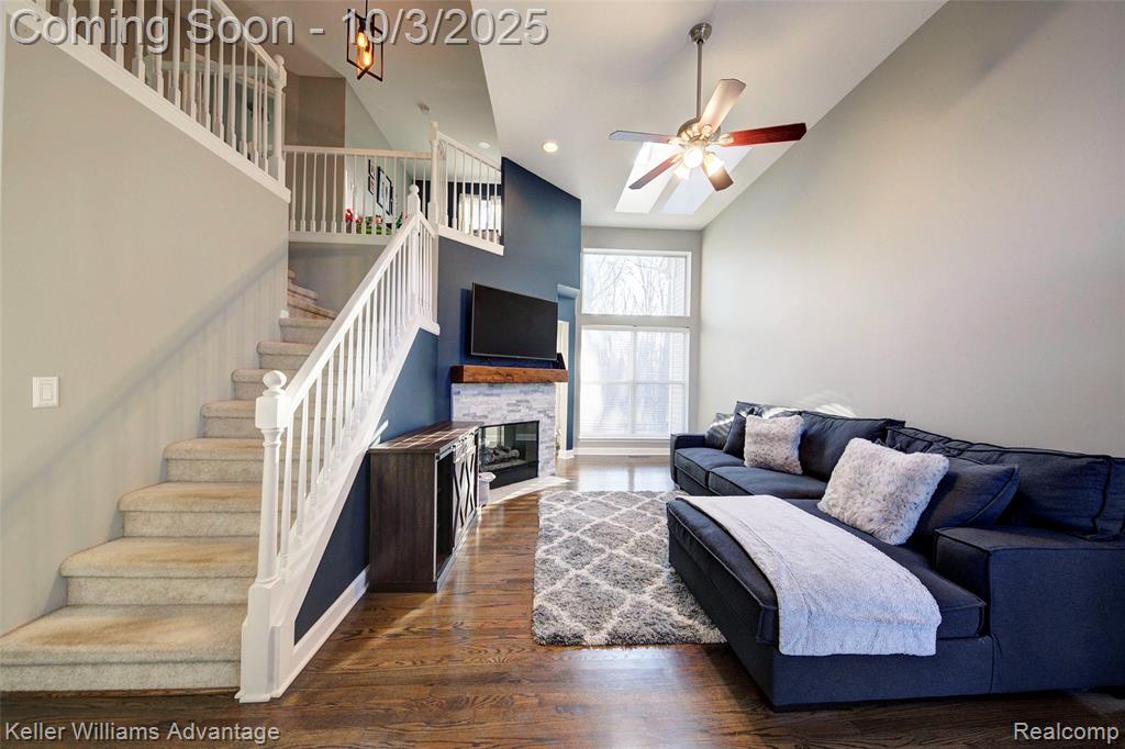 988 Calpernia, Wixom, MI 48393 — Photo 2