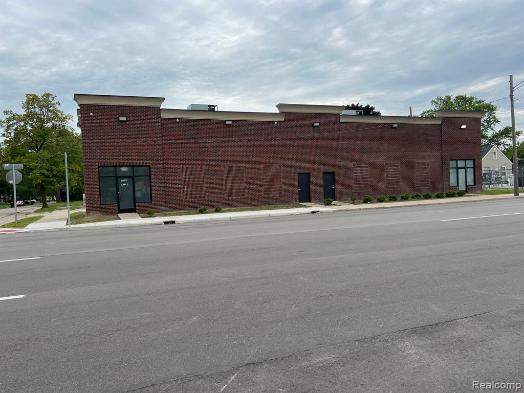 5540 E 8 MILE Road E