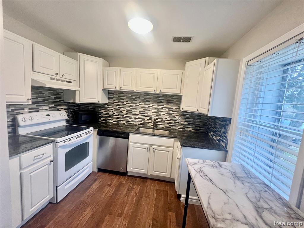 62 Madison Court, Clarkston, MI — Photo 5