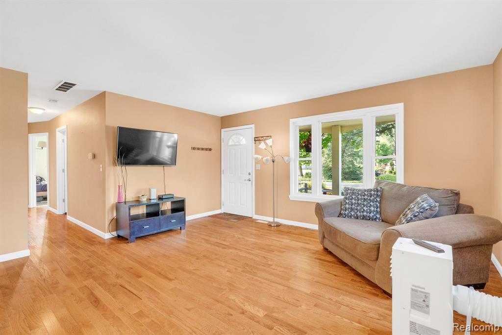 334 Fairfield Avenue, Holly, MI 48442 — Photo 8