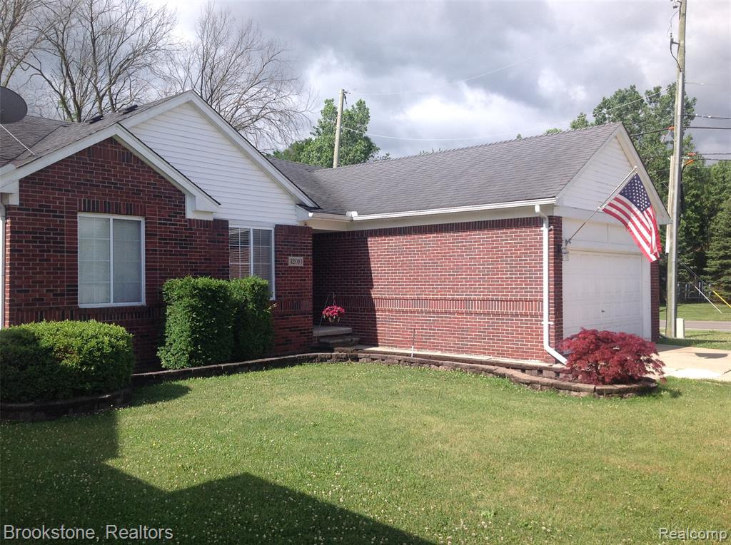 32010 N Oakcrest Drive E, Chesterfield, MI 48047