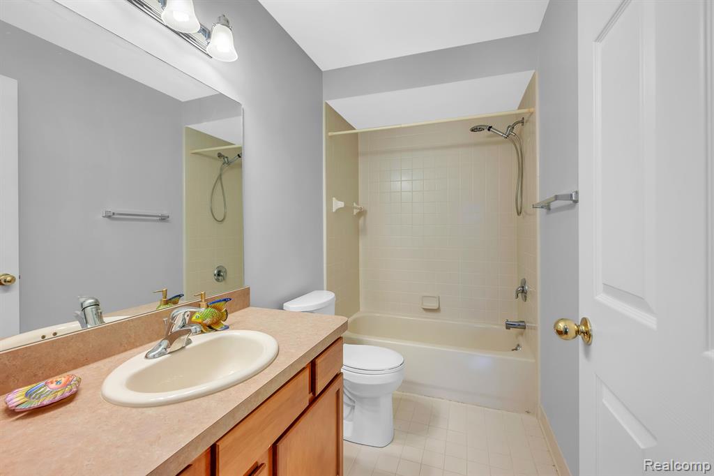 6133 LOCHMORE Drive, Commerce Twp, MI 48382 — Photo 22