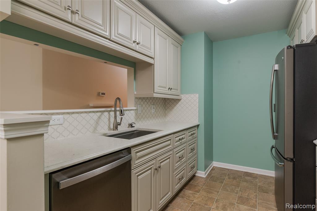 332 Marigold Circle, Westland, MI — Photo 9