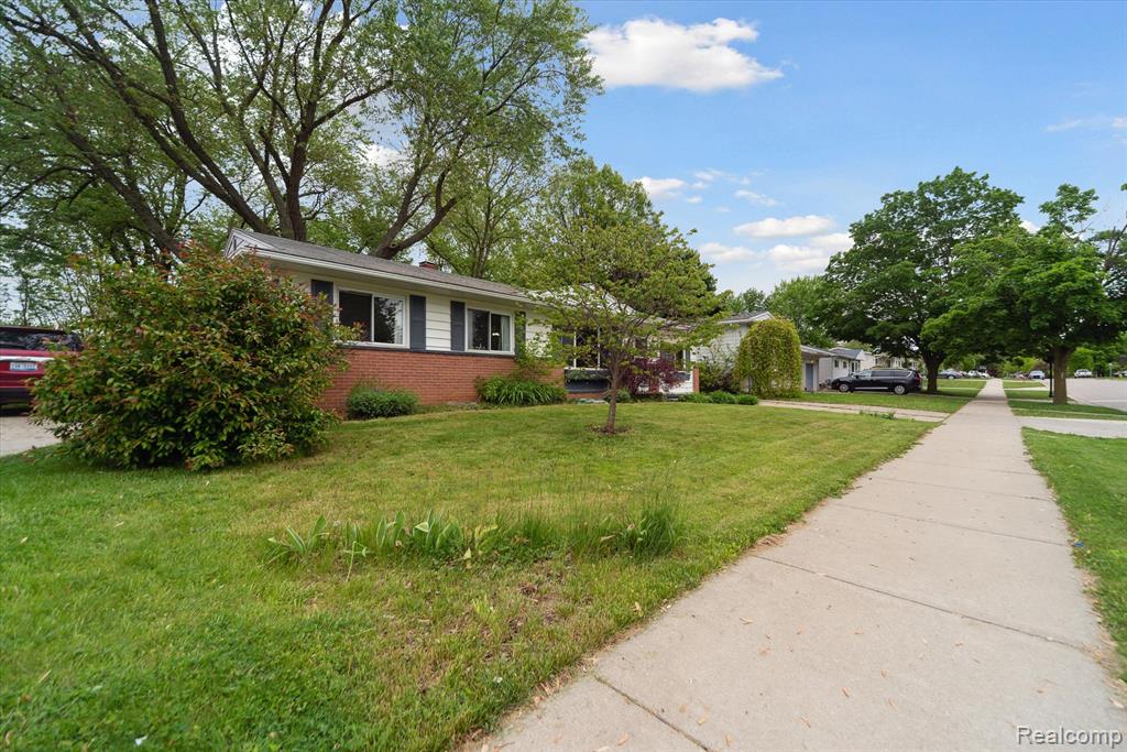 9040 Chesterfield Drive, Swartz Creek, MI 48473 — Photo 3