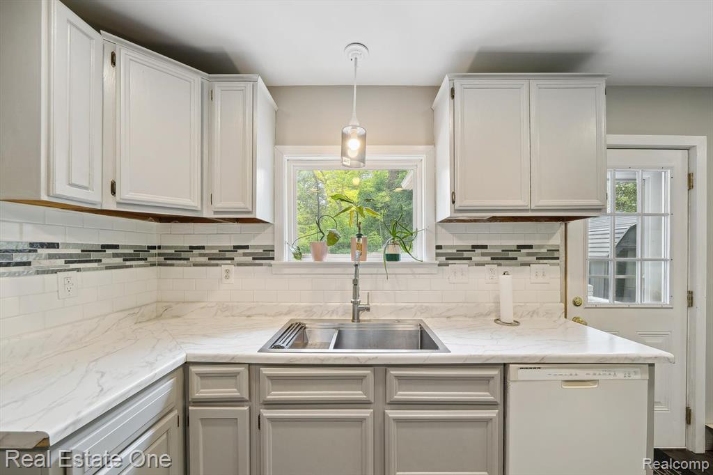 8921 Lake Road, Grosse Ile, MI 48138 — Photo 14