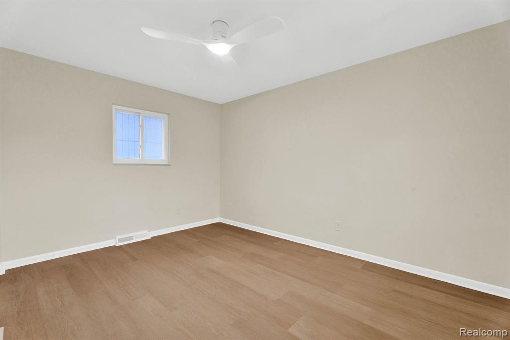 915 James K Boulevard, Pontiac, MI 48341 — Photo 29