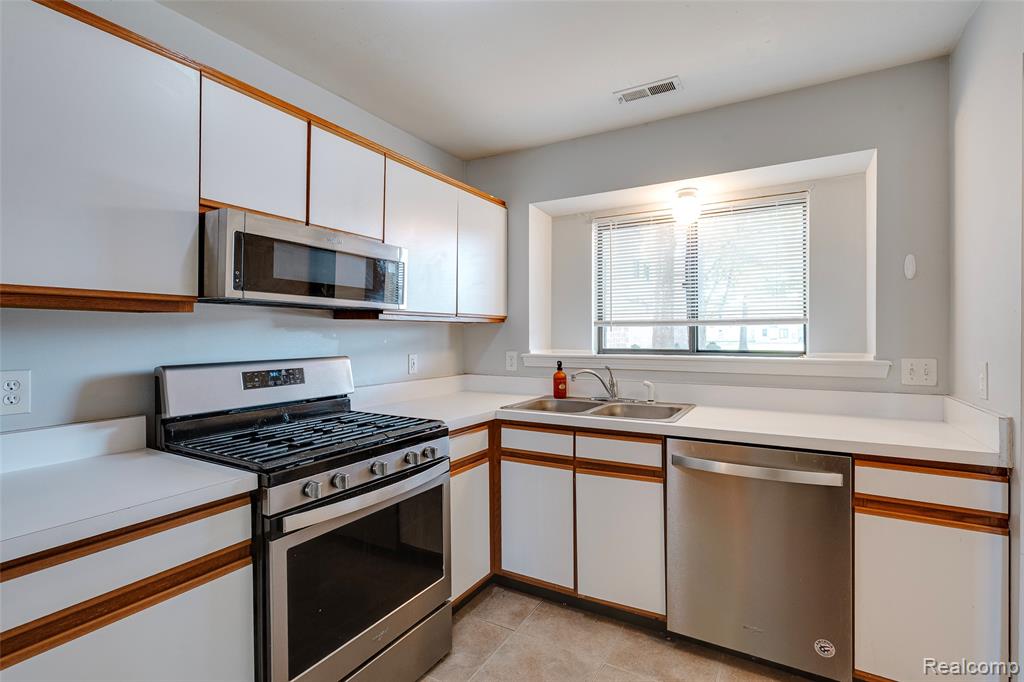 42481 Lilley Pointe Drive, Canton, MI 48187 — Photo 12