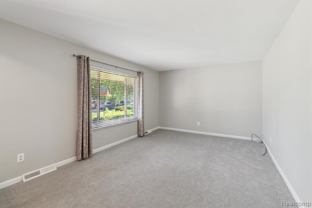 6169 Barker Circle, Waterford, MI 48329 — Photo 6