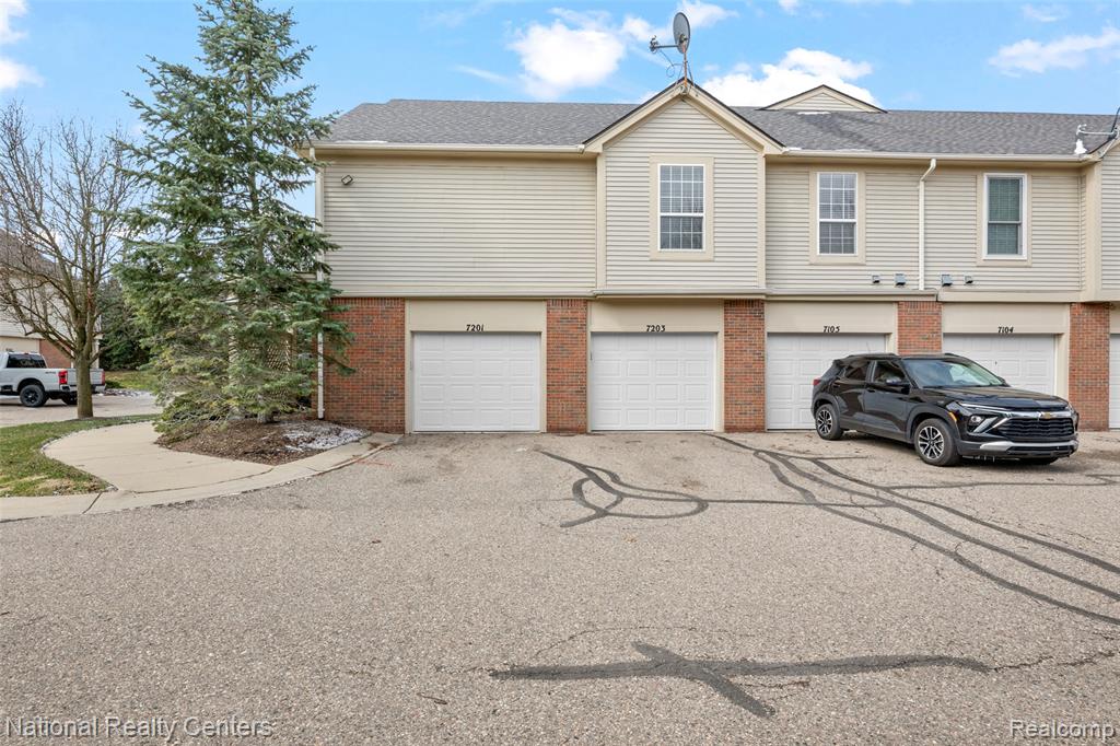 7201 Farmingdale Lane, Walled Lake, MI 48390 — Photo 3