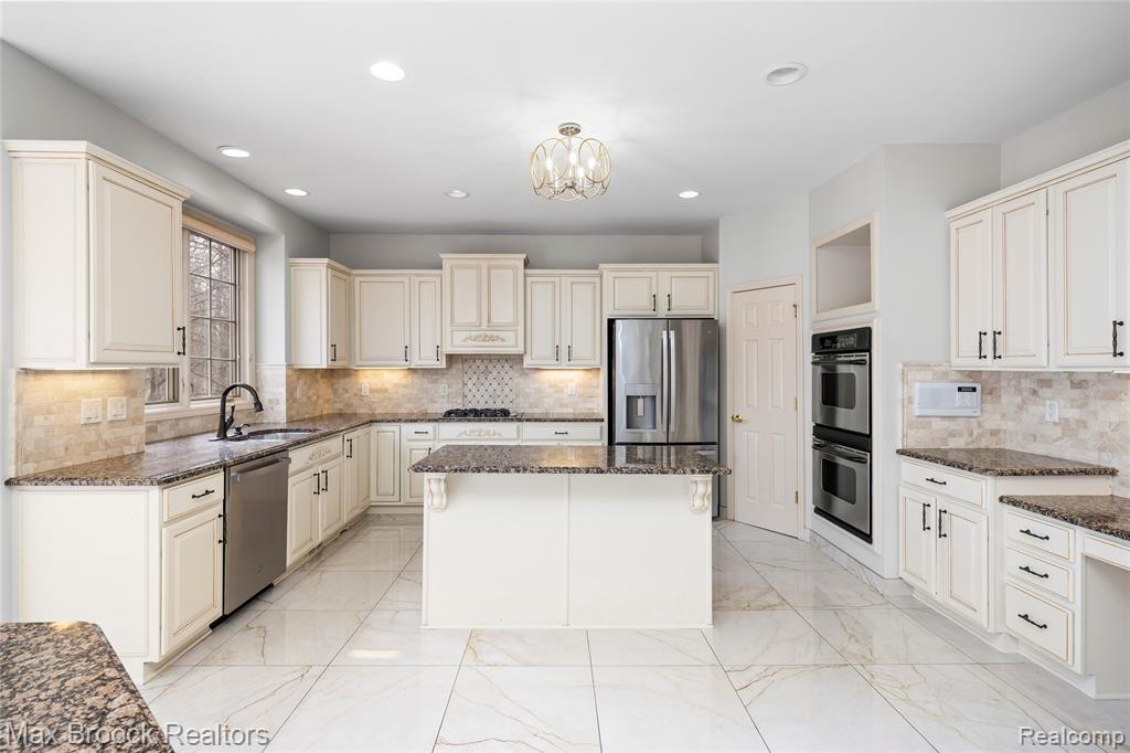 7083 Chatham Court, West Bloomfield, MI — Photo 16