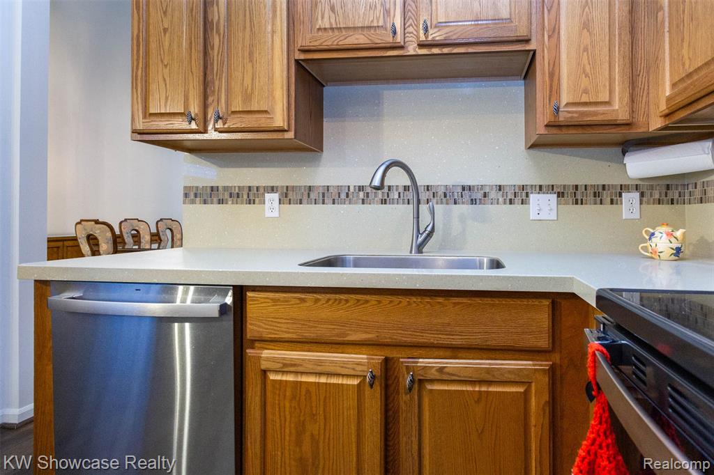 5726 Pinecroft Court, 44, Clawson, MI — Photo 14