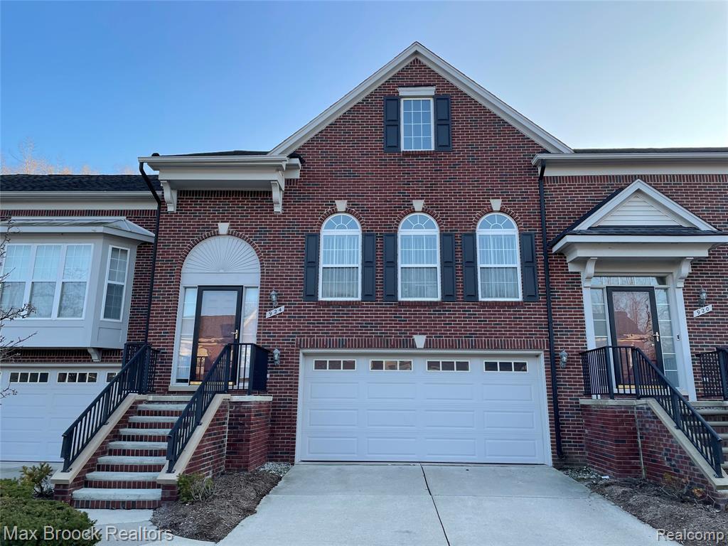 924 SANDALWOOD Drive, Troy, MI 48085 — front exterior