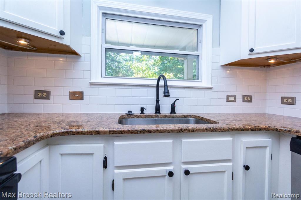 4120 Lotus Drive, Waterford, MI 48329 — Photo 12