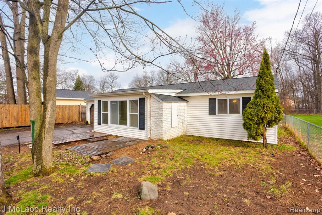 215 ARROWHEAD Drive, Prudenville, MI 48651 — Photo 3