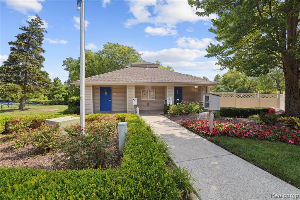38819 Country Circle, Farmington Hills, MI 48331 — Photo 24