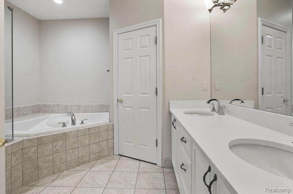 71 BURNIAH Lane, Lake Orion, MI 48362 — Photo 21