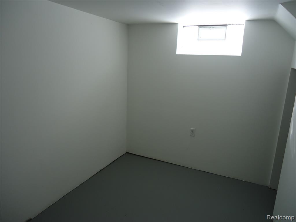 829 HUDSON Street, Wyandotte, MI 48192 — Photo 38