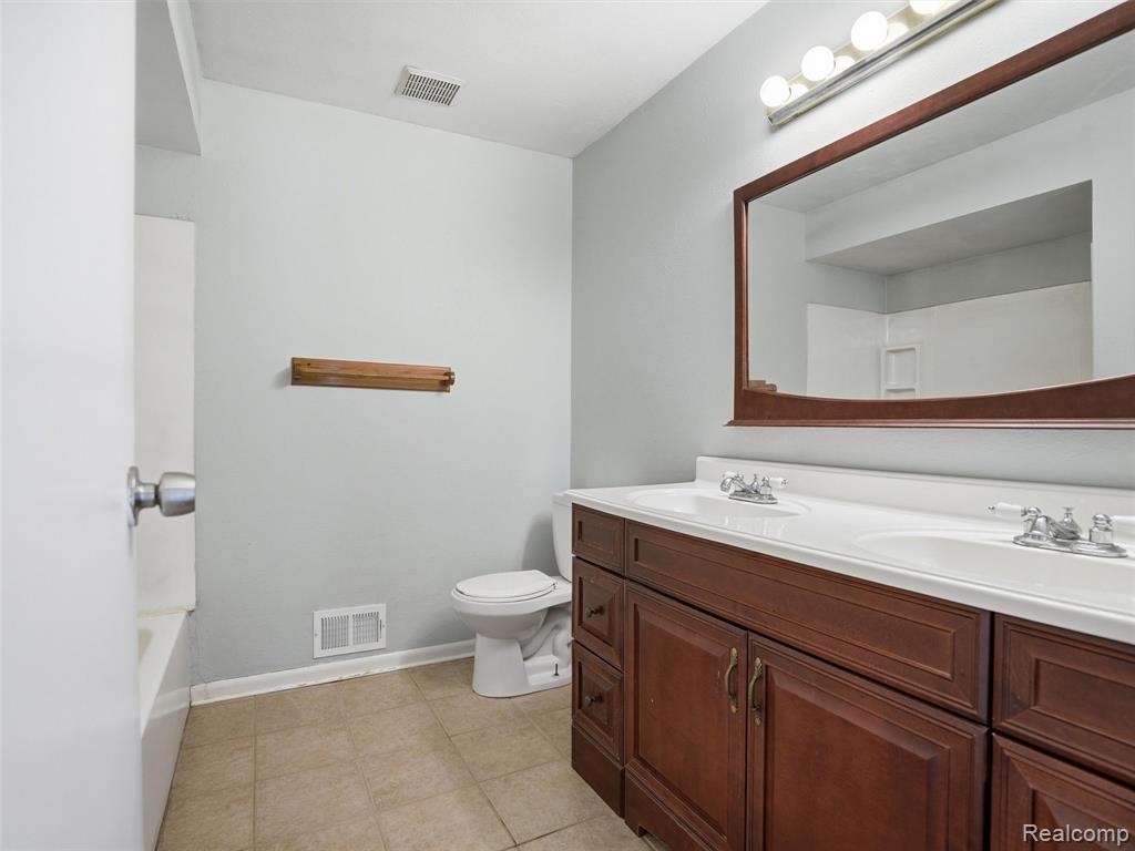 2439 N Long Lake Road, Fenton, MI 48430 — Photo 18