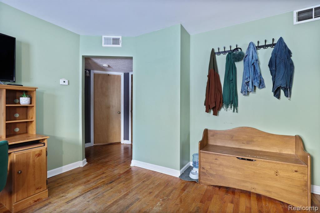 5465 Johnson Road, Flushing, MI 48433 — Photo 9