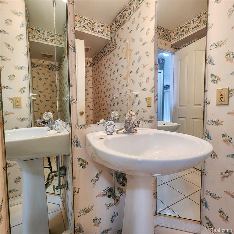 5562 Cary Drive, Ypsilanti, MI 48197 — Photo 17