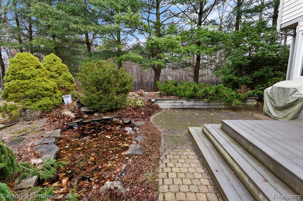 7594 Woodside Place, Waterford, MI 48327 — Photo 16