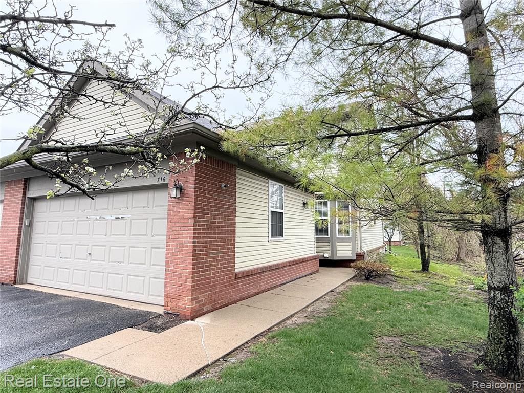 716 Palmer Drive, Pontiac, MI 48342 — front exterior