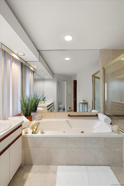 5385 POND BLUFF Drive, West Bloomfield, MI 48323 — Photo 41