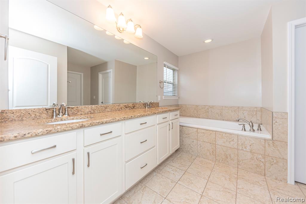 806 LAKE WOODS Drive, Canton, MI 48188 — Photo 39
