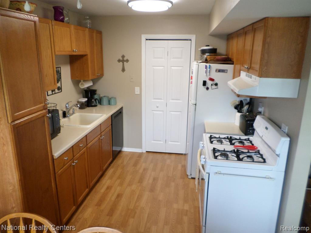 39733 VILLAGE WOOD Lane, Novi, MI — Photo 15