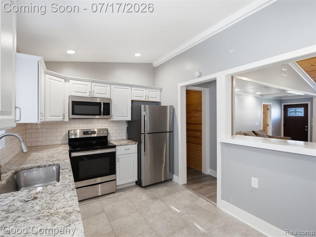 4030 Manitoba Street, Auburn Hills, MI 48326 — Photo 11