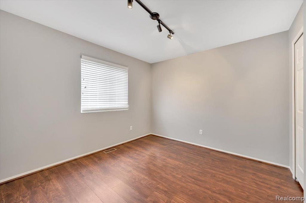 101 EMERALD CHASE Drive, Lake Orion, MI 48362 — Photo 10