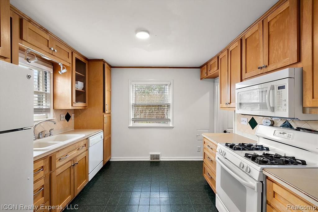 176 Chippewa Road, Pontiac, MI 48341 — Photo 19