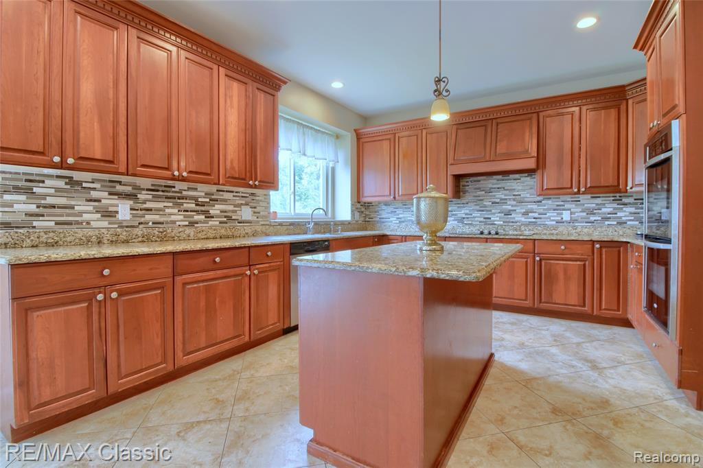 761 Nissen Court, Wixom, MI 48393 — Photo 12