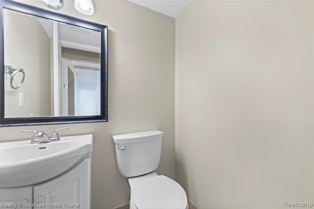 45709 Kensington, Utica, MI 48317 — Photo 8