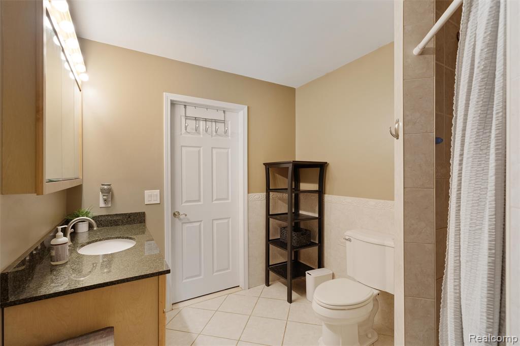 415 Leon Road, Walled Lake, MI 48390 — Photo 25
