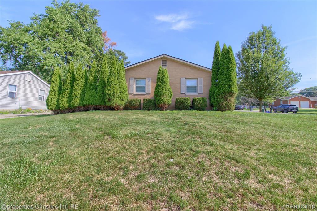 565 Center Ridge, South Lyon, MI 48178 — Photo 30