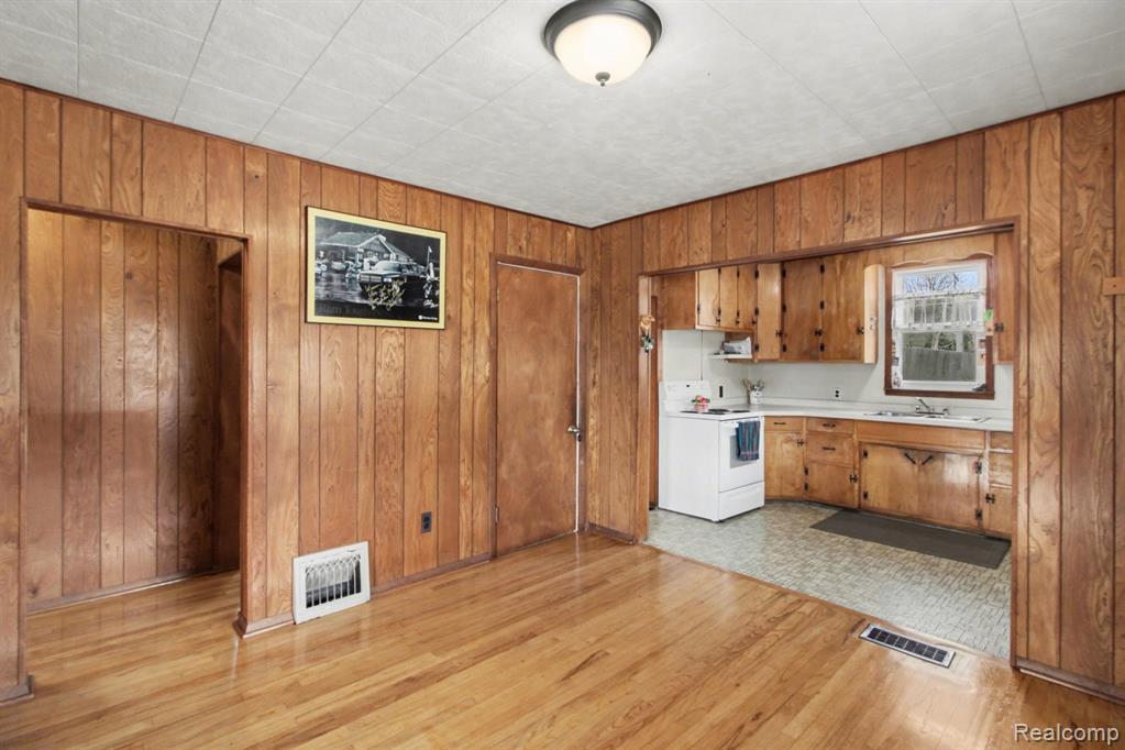 660 W Walton Boulevard, Pontiac, MI 48340 — Photo 9