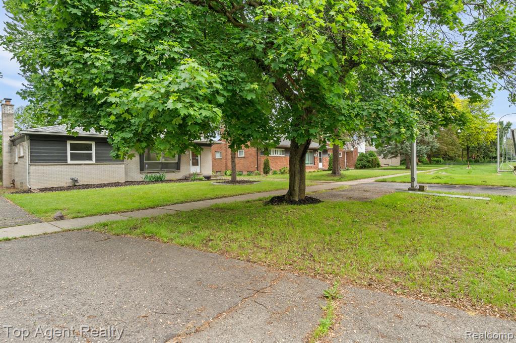 9319 MERRIMAN Road, Livonia, MI 48150 — Photo 46