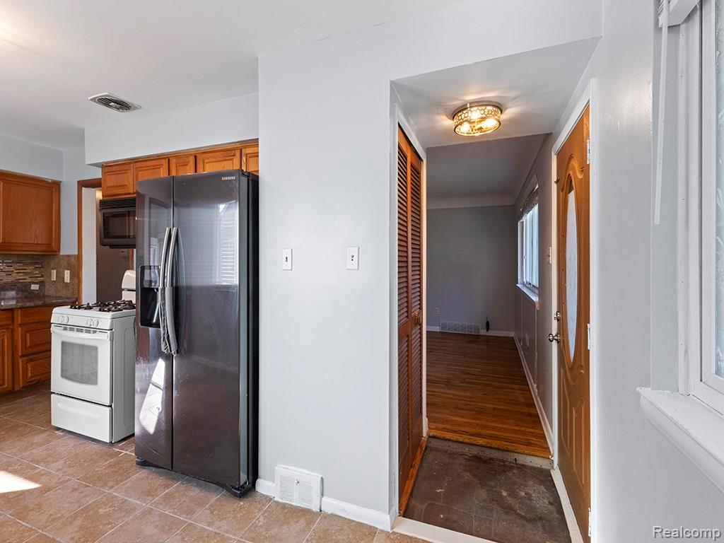6435 Centralia Street, Dearborn Heights, MI 48127 — Photo 5