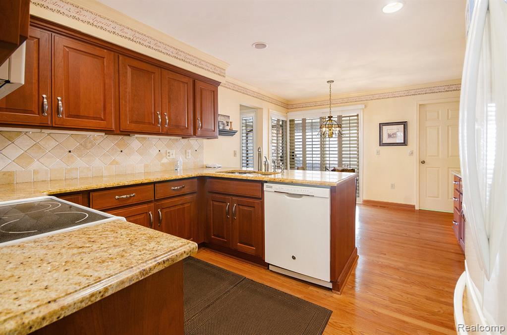 43053 W Kirkwood Drive, 30, Clinton Twp, MI 48038 — Photo 9