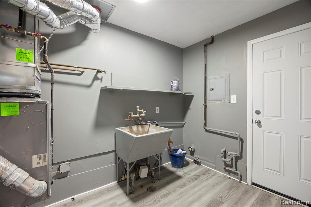 10731 Albany Street, Oak Park, MI 48237 — Photo 17