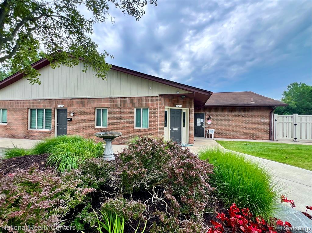 33911 Pondview Circle, Livonia, MI 48152 — Photo 27