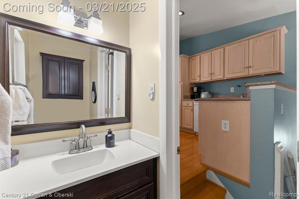 7484 N CHARLESWORTH Street, Dearborn Heights, MI 48127 — Photo 16